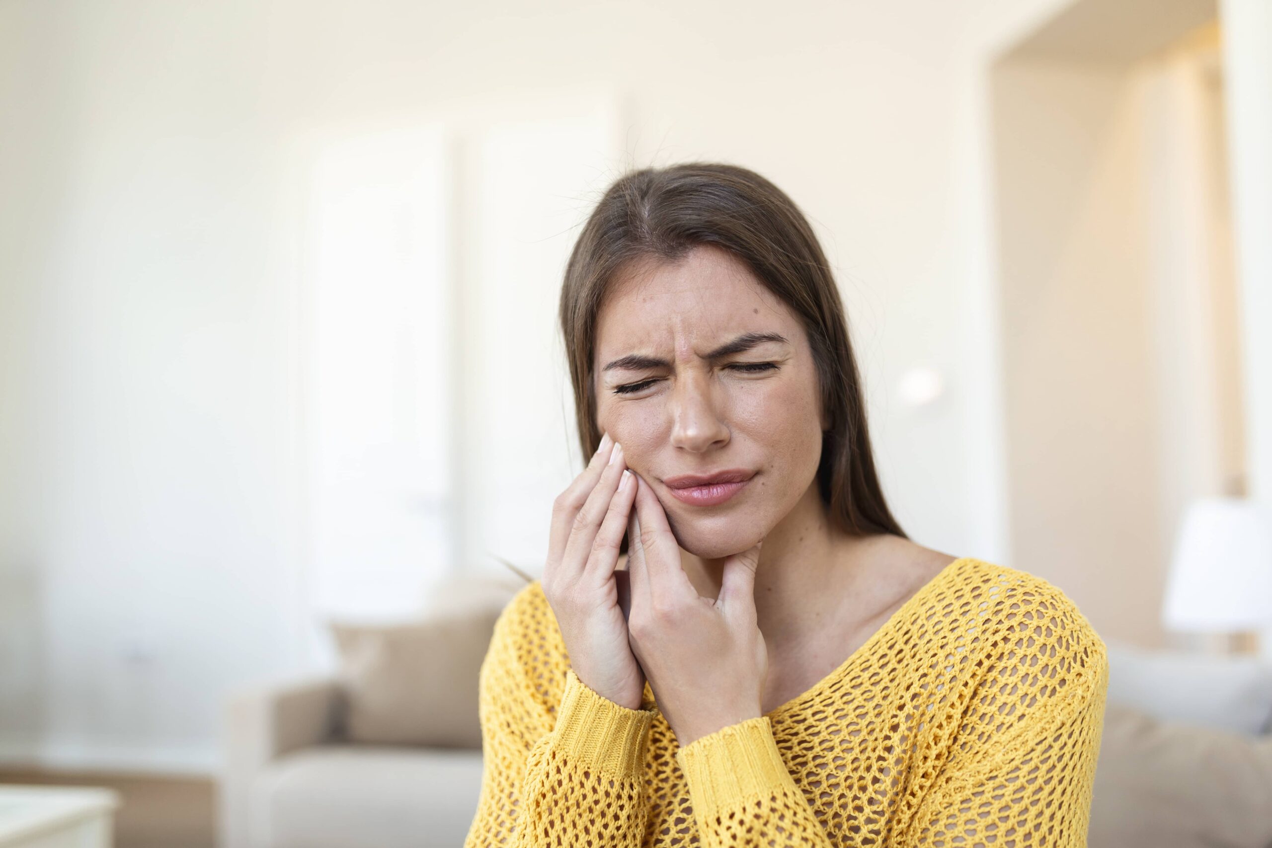 Woman experiencing tooth pain before wisdom teeth removal at Calista Dental, Mumbai